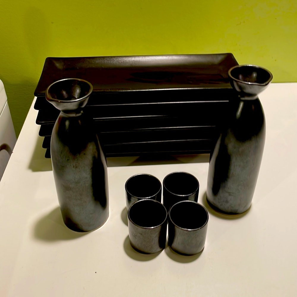 Sushi plate and saki set: 6 plates, 4 saki cups, 2 saki pourers